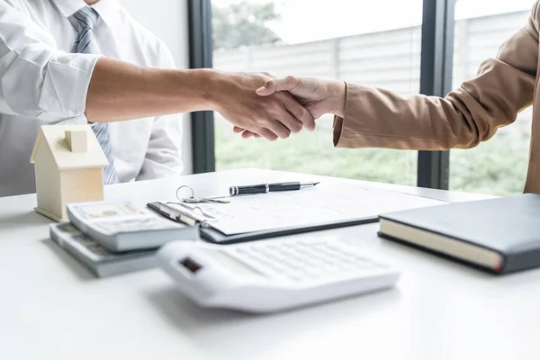 Agente Bienes Raíces Clientes Estrechando Las Manos Juntos Celebrando Contrato — Foto de Stock