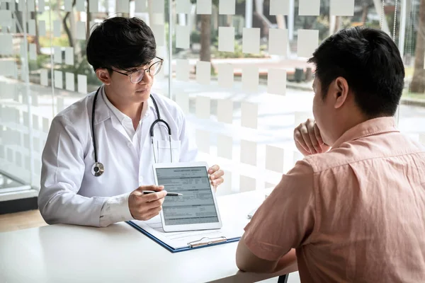 Médico Masculino Discutiendo Con Paciente Explicando Los Síntomas Enfermedad Después — Foto de Stock