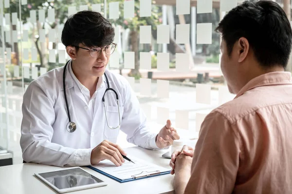 Médico Masculino Discutiendo Con Paciente Explicando Los Síntomas Enfermedad Después — Foto de Stock