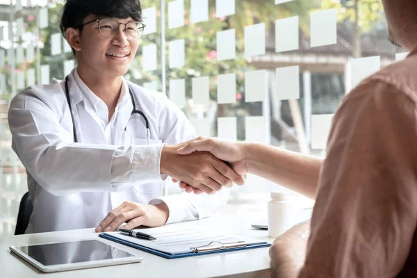 Médico Masculino Profesional Apretón Manos Capa Blanca Con Paciente Después — Foto de Stock