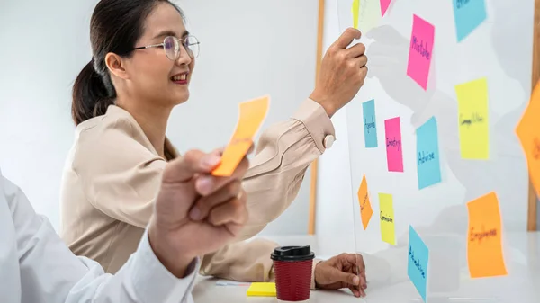 Twee Zakenmensen Houden Trefwoord Notities Een Glazen Muur Brainstormen Nieuwe — Stockfoto