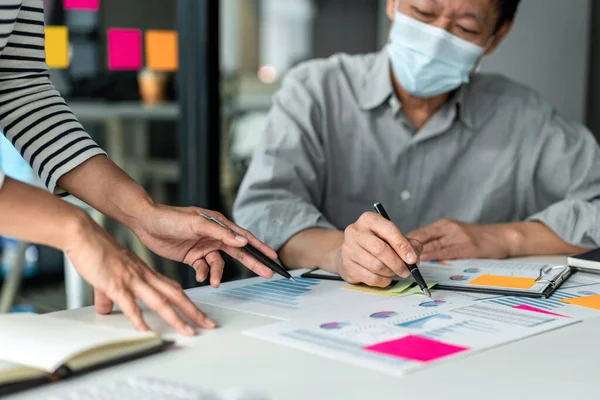 Equipo Negocios Señalando Gráfico Informe Negocios Para Lluvia Ideas Sobre — Foto de Stock