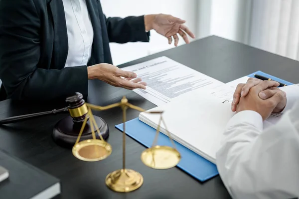 Rechtsanwältin Und Unternehmerin Diskutieren Über Bedingungen Bedingungen Und Eine Vereinbarung — Stockfoto