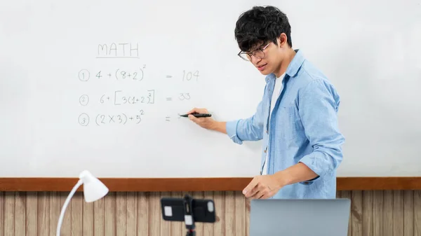Άντρας Δάσκαλος Στέκεται Μπροστά Από Λευκό Πίνακα Και Γράφοντας Εξισώσεις — Φωτογραφία Αρχείου