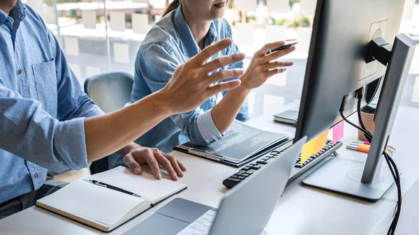 Şirket, kodlar ve yazma veri kodu, HTML, PHP ve javascript ile programlama geliştiren bir yazılım üzerinde çalışan ve işbirliği yapan iki profesyonel programcı.
