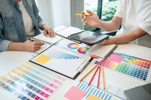 Due Grafici Creativi Che Lavorano Sulla Selezione Dei Colori Disegnano — Foto Stock