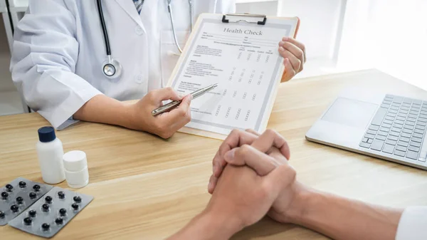 Arzt Arbeitet Der Diagnose Und Empfiehlt Eine Methode Mit Patientenbehandlung — Stockfoto