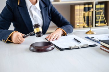 Yargıç Gavin ve Adalet avukatları, takım elbiseli iş kadını ya da mahkemede çalışan bir avukat. Hukuk hukuku, tavsiye ve adalet kavramı.