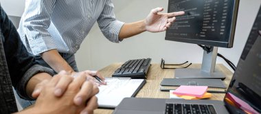 Şirket, kodlar ve yazma veri kodu, HTML, PHP ve javascript ile programlama geliştiren bir yazılım üzerinde çalışan ve işbirliği yapan iki profesyonel programcı.