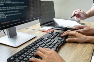 Programcı Geliştirme Ekibi ve bir yazılım geliştirme şirketinde çalışan web sitesi, kodlar yazma ve veri kodu yazma, HTML, PHP ve javascript ile programlama.
