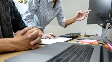 Programcı Geliştirme Ekibi ve bir yazılım geliştirme şirketinde çalışan web sitesi, kodlar yazma ve veri kodu yazma, HTML, PHP ve javascript ile programlama.