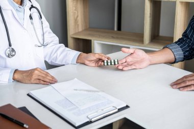 Hastalığın belirtilerini tartışan ve tedavi yöntemleri öneren, rapor ve reçete, tıp ve sağlık hizmetleri kavramının sonuçlarını sunan doktor danışmanlık hastası.