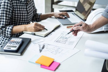 Modellik ve planlama alanında ortaklık ve mühendislik araçlarıyla çalışmak üzere proje için mühendis veya mimar toplantısının inşaat ve yapı konsepti, her iki şirket için de sözleşme.