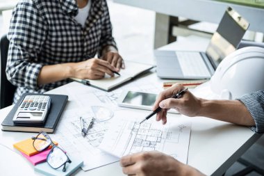 Mimari Mühendis Ekibi Toplantısı, Çizim ve mimari proje ve mühendislik araçları için çalışma, teknik çizimler üzerine çalışma kavramı.