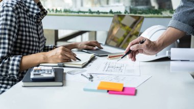 Modelleme inşaatı ve çalışma sahasında proje ortakları ve mühendislik araçlarıyla çalışmak için mühendis veya mimar toplantısı konsepti.