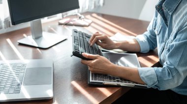 Web sitesi veya yazılım geliştirme ofisindeki uygulamalar için kod yazmaya çalışırken klavye ile yeni proje hakkında kod verileri yazan el Asyalı kadın programcının kapatılması