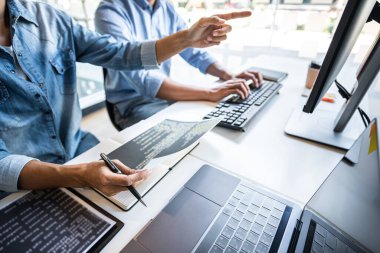 Kodlar yazma ve veri kodu teknolojisi yazma, programcı şirketteki masaüstü bilgisayarında geliştirilen bir yazılımda web sitesi projesinde işbirliği yapma, HTML, PHP ve javascript ile programlama.