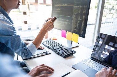 Kodlar yazma ve veri kodu teknolojisi yazma, programcı şirketteki masaüstü bilgisayarında geliştirilen bir yazılımda web sitesi projesinde işbirliği yapma, HTML, PHP ve javascript ile programlama.
