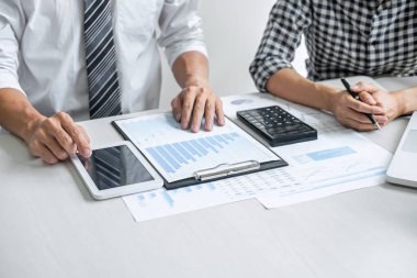 İş arkadaşlarının takım çalışması, danışmanlık yeni strateji planı iş ve pazar büyümesi mali belge grafik raporunda, büyüme kârı sağlama konferansı, ortak toplantılar ve brifing.