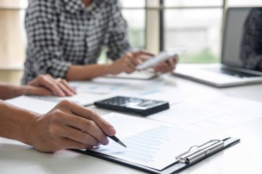 Ortak toplantılar ve brifing, başarı için büyümek çözümlenirken başlangıç çalışma iş arkadaşları Danışma ve konferans yeni strateji iş planı ve yatırım projesi geliştirme çalışması.