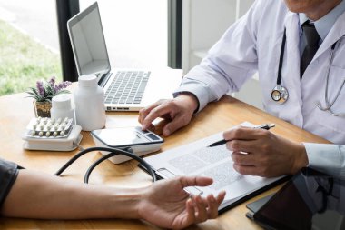 Profesör doktor özenli hasta kan basıncını hasta, hastane ve tıp konseptine ölçüyor ve kontrol ediyor..