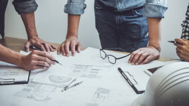 Mimari Mühendis Ekibi Toplantısı, Çizim ve Mimari Proje ve Mühendislik araçları için İşyeri, Teknik çizim yapısı ve inşaat üzerine çalışma alanı kavramı.