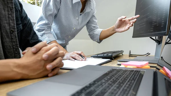 Programcı Geliştirme Ekibi ve bir yazılım geliştirme şirketinde çalışan web sitesi, kodlar yazma ve veri kodu yazma, HTML, PHP ve javascript ile programlama.