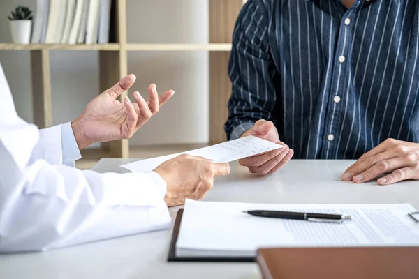 Arzt Präsentiert Diagnosebericht Krankheitssymptom Und Empfiehlt Eine Methode Mit Patientenbehandlung — Stockfoto