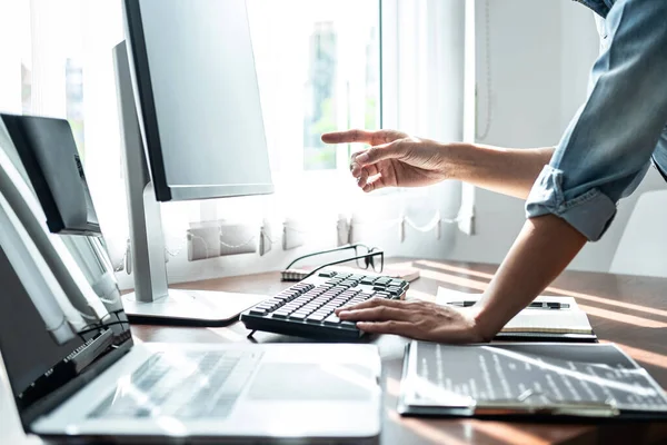 Yeni web sitesi ya da yazılım geliştirme ofisindeki uygulamalar için dizüstü bilgisayarla kod verileri yazmaya çalışırken ekranda kod verilerini gösteren Asyalı kadın programcı