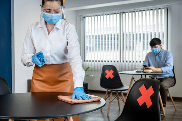 Asiatisk Kvinna Servitris Bär Skyddande Ansiktsmask Och Medicinska Handskar Medan — Stockfoto