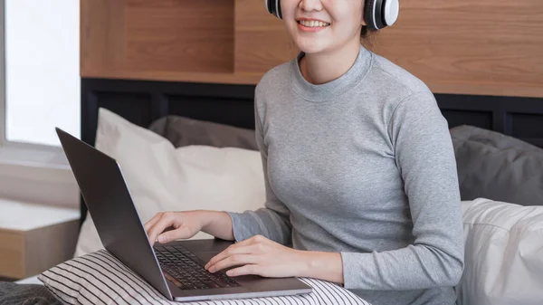 Jonge Aziatische Vrouw Casual Kleding Met Hoofdtelefoon Zet Laptop Kussen — Stockfoto