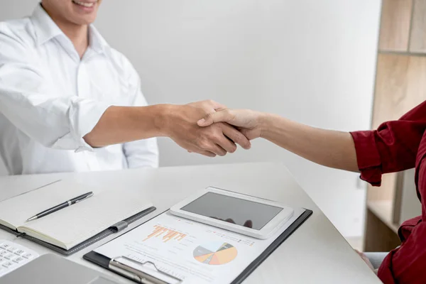 Conceito Reunião Saudação Business Handshake Casual Pessoas Negócios Depois Discutir — Fotografia de Stock