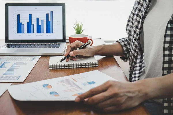 Geschäftsteam Gelegenheitszusammenarbeit Diskutiert Arbeitsanalyse Mit Finanzdaten Und Marketingwachstumsbericht Team Meeting — Stockfoto