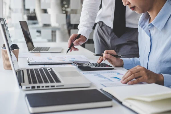 Lavoro Squadra Colleghi Affari Consultazione Crescita Del Mercato Sul Documento — Foto Stock