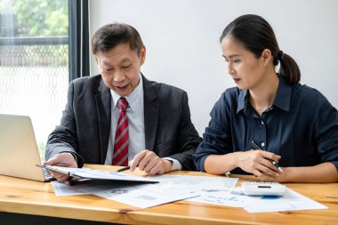 İş ortağı ekibi, proje kârını artırmak için yeni strateji pazarlama projesi yatırımıyla görüşüyor ve analiz ediyor.