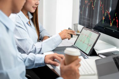 Bilgisayar, tablet ve grafik borsası planlama ve grafik veri yatırım planlama ile çalışan yatırımcı iş ekibi.