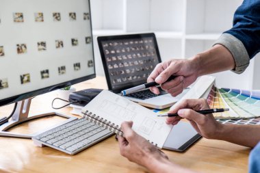 Renk seçimi üzerinde çalışma ve çizim işyerinde grafik tablet, renk renk örneği örnekleri grafik seçimi boyama genç meslektaşları yaratıcı grafik tasarımcı ekibi.