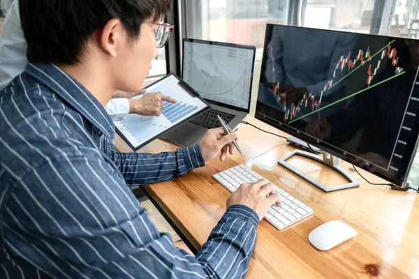 Business Trader Team Controleren Aandelenmarkt Online Analyseren Grafiek Gegevens Laptop — Stockfoto