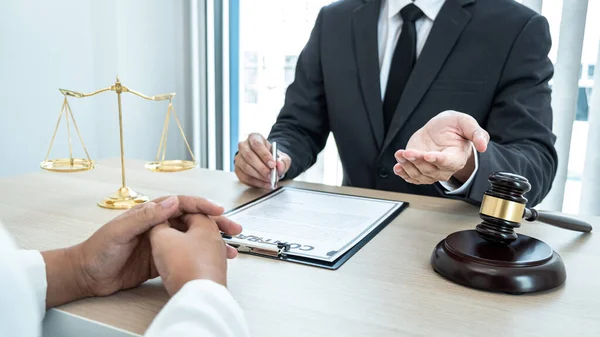 Mannelijke Advocaat Notaris Werkzaam Advies Discussie Aan Zakenvrouw Cliënt Het — Stockfoto