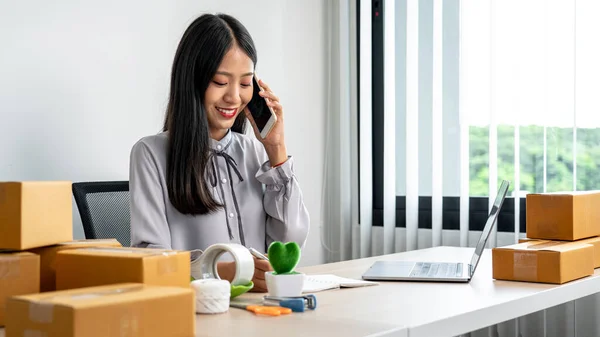 Joven Empresaria Pequeñas Empresas Que Trabaja Casa Recibe Pedidos Clientes —  Fotos de Stock