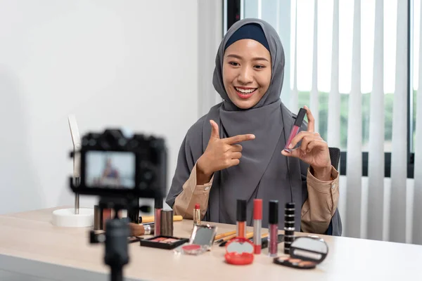 Woman Muslim Blogger Δείχνει Σήμερα Συνθέτουν Φροντιστήριο Ομορφιάς Καλλυντικό Προϊόν — Φωτογραφία Αρχείου