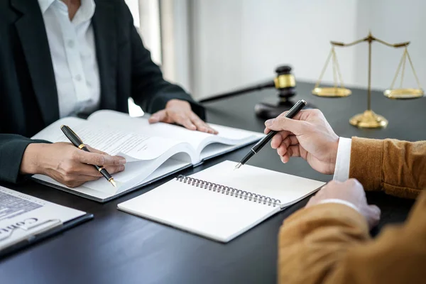 ビジネスマンと男性弁護士または裁判官は オフィスの法律事務所でクライアントとチームミーティングを持つ相談し 会議を持っています 法律と法律サービスの概念 — ストック写真