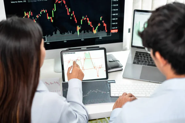 Investor Business Team Werken Met Computer Tablet Het Analyseren Van — Stockfoto