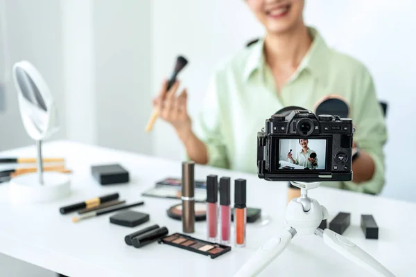 Mujer Blogger Está Presente Maquillaje Tutorial Belleza Cosmética Producto Revisión — Foto de Stock