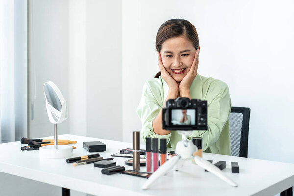 Женщина-блоггер присутствует макияж учебник красоты косметический продукт обзора и трансляции прямой трансляции видео на преподавание в Интернете на экране камеры в офисе студии.