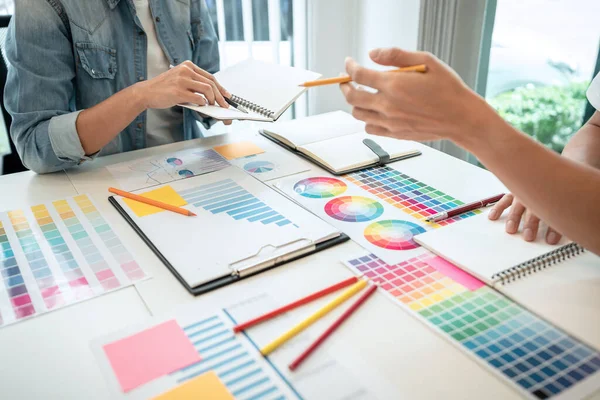 Dos Equipo Creativo Diseñador Gráfico Que Trabaja Selección Color Dibujo — Foto de Stock