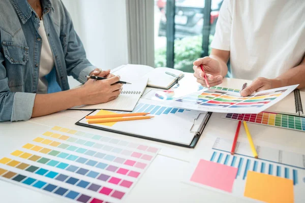 Team Kreativ Grafisk Designer Som Arbetar Färg Svepning Prover Diagram — Stockfoto