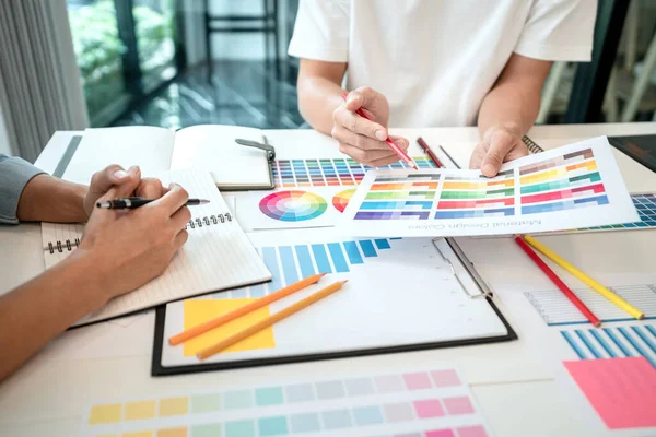 Dos Equipo Creativo Diseñador Gráfico Que Trabaja Selección Color Dibujo — Foto de Stock