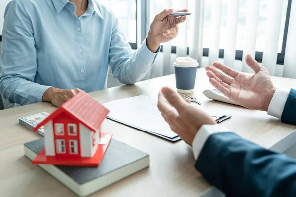Immobilienmakler Makler Beratung Des Kunden Einer Entscheidungsfindung Unterzeichnen Versicherungsformular Vertrag — Stockfoto
