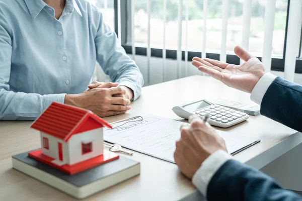 Agente Agente Bienes Raíces Consultando Cliente Una Toma Decisiones Firmar —  Fotos de Stock